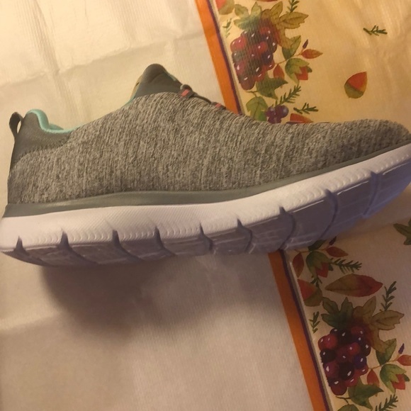 NWT Sketchers grey sport memory foam sneakers. size 9 wide - Picture 1 of 7